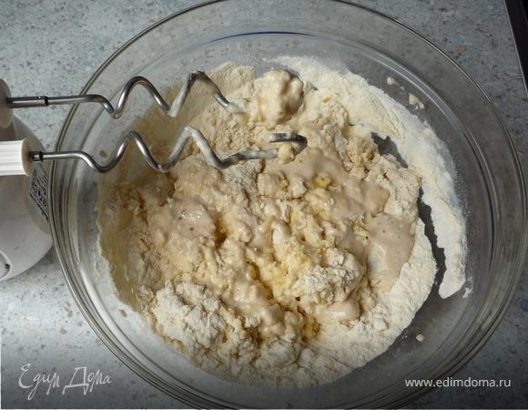 Оставшееся молоко, яйцо и соль добавляем в тесто. Перемешиваем вначале при помощи миксера и насадки для теста...