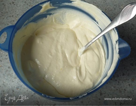 Смешиваем сметану и 1 яйцо.