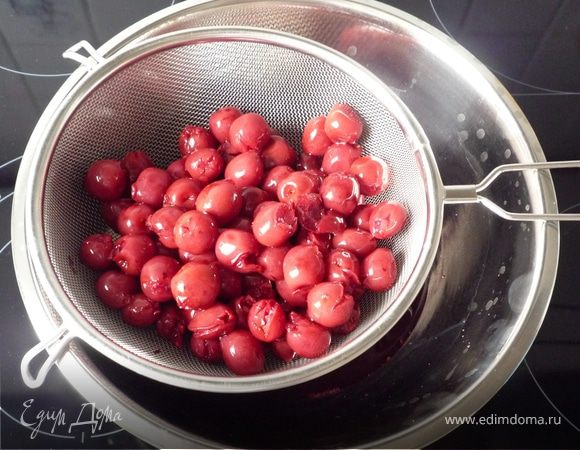  Откидываем вишню на сито (сливаем сок).  