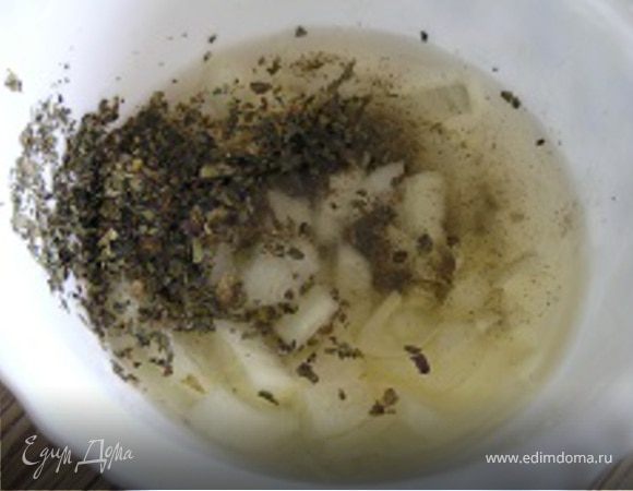 Приготовить маринад. Смешать нарезанный лук и базалик, залить растительным маслом и лимонным соком, посолить, поперчить.