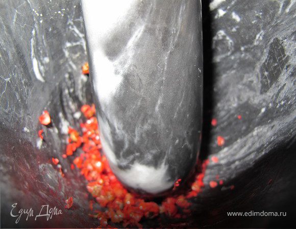 В ступке растереть розовый перец.