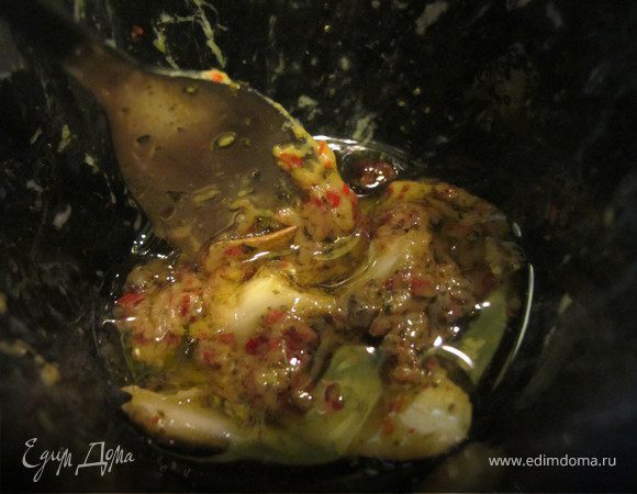 Добавить чеснок, специи, соль, горчицу и оливковое масло.