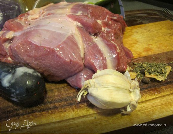 Мясо промыть, просушить и нарезать стейками.