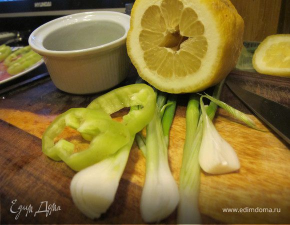 Болгарский перец нарезать кольцами, зеленый лук разрезать вдоль. Подготовить соус:взбить масло, сок лимона и аджику.