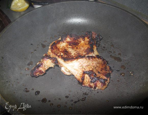 Мясо обжарить с двух сторон до любимой Вами степени прожарки. Яйцо пожарить, мясо выложить на тарелку полить соусом, сверху выложить яйцо и украсит перцем и луком!!!!Приятного аппетита))))