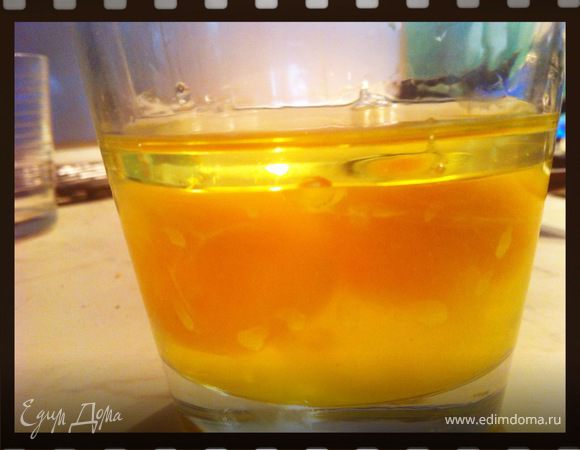 Смешать яйца с маслом.
