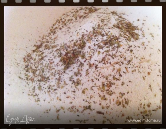 муку посолить, посыпать прованскими травами.