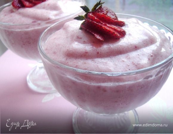 Желатин замочить в холодной воде.Клубнику очистить и смолоть в блендере с сахаром и ванильным сахаром до состояния пюре.Нагреть желатин на водяной бане или в микроволновке до полного растворения, добавить в ягодное пюре и хорошо перемешать.Куриные яйца тщательно вымыть и вытереть.Отделить желтки от белков.Белки с лимонным соком взбить в крепкую пену и ввести в клубничное пюре.Аккуратно перемешать.Разложить самбук по креманкам и убрать в холодильник на 30 мин.Перед подачей украсить свежими ягодами,взбитыми сливками и листиками мяты.Приятного аппетита