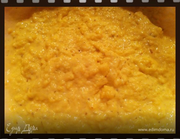 в муке сделать углубление и влить яичную смесь в муку. аккуратно перемешать тесто. Добавить воду.