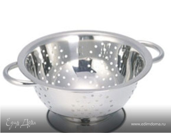 в кастлюлю с кипятком поставить дуршлаг так, чтобы его низ не касался воды. Огонь уменьшить на минимальный.