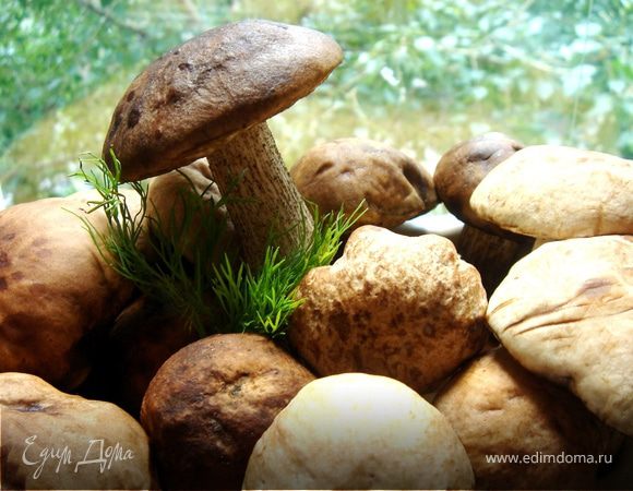 Картофель разрезать вдоль на 6-8 частей и отварить до полуготовности в подсоленной воде.Лук также порезать вдоль дольками и слегка обжарить на растительном масле.Шляпки грибов крупно порезать и также немного обжарить(можно вместе с луком).