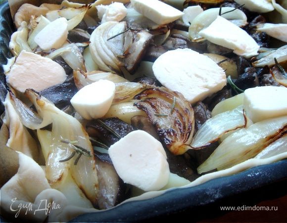 Слоёно-дрожжевое тесто раскатать и выложить в форму.На тесте распределить картофель,лук и грибы,по-необходимости посолить-поперчить.Посыпать розмарином и сбрызнуть растительным маслом.Свеху выложить моцареллу.Выпекать при t200*С до готовности.Подавать тёплым.Приятного аппетита! 