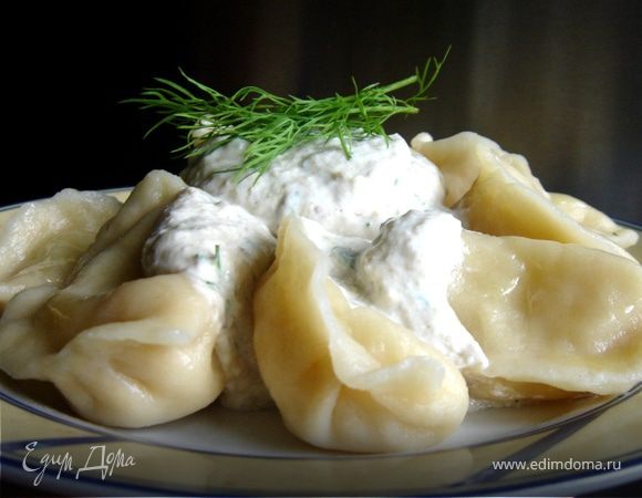 Грибы и лук порезать и обжарить на растительном масле,под конец добавить мелко порезанный чеснок.Посолить и поперчить.Затем смолоть в блендере.Соединить грибное пюре со сметаной.Посыпать укропом.Подавать соус к вареникам с картофелем,курице и мясу.Приятного аппетита! 