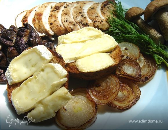 Собрать бутерброд:нижнюю часть булочки немного смазать горчицей и накрыть ломтиками сыра,сверху разложить кусочки курицы,затем лук и наконец грибы.Присыпать укропом.Прикрыть сэндвич верхней частью булочки и немного прижать.Готовые сэндвичи прогреть под грилем мин.5-10.Приятного аппетита! 