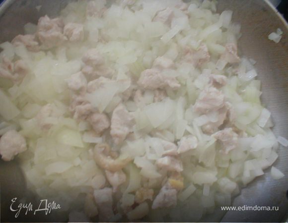 Готовим начинку: Пассеровать  лук минуты три, затем добавить мелко нарезанное куриное филе и тушить в течение 10 минут.