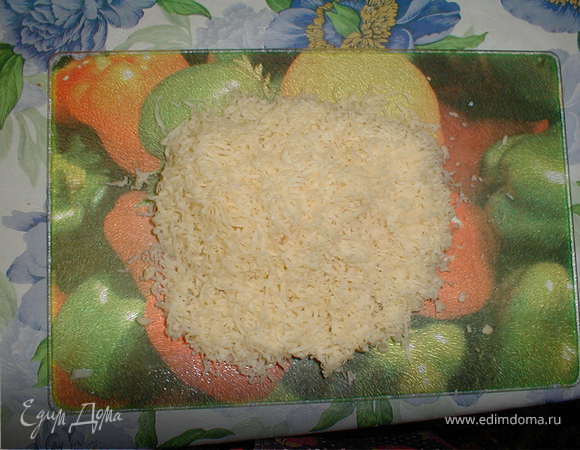 Готовим заливку: Натереть на мелкой тёрке сыр и добавить его к предварительно взбитым яйцам, добавить сливки и все тщательно перемещать.