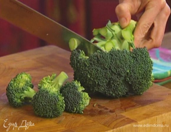 Брокколи разобрать на маленькие соцветия.