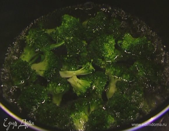 Вскипятить в небольшой кастрюле воду и отваривать брокколи 3–5 минут, затем откинуть на дуршлаг и отправить в миску со льдом или обдать ледяной водой.