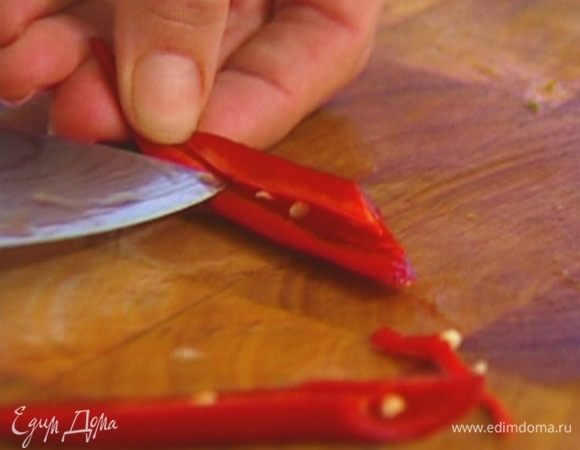 Перец чили, удалив семена, нарезать тонкими полосками.