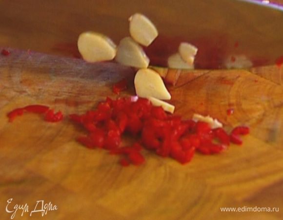 Чеснок почистить и порезать пластинками.