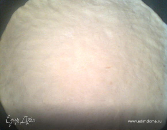 замесить тесто и оставить минут на 30,затем разместить в противень