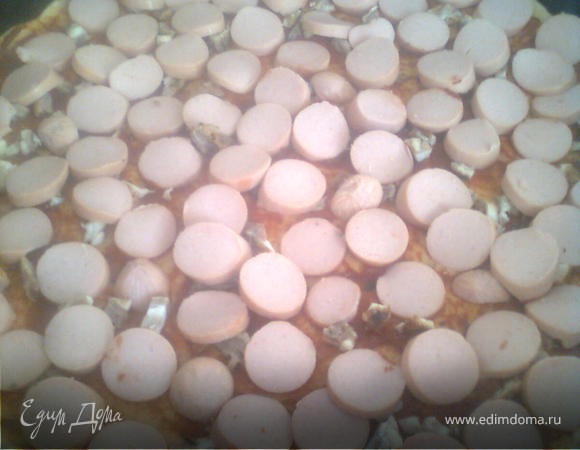 затем сосиски порезать кругами и выложить 