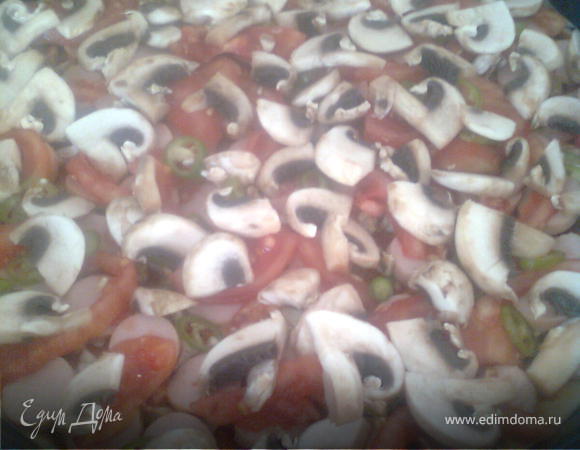 сверху кладём помидоры с перцем(можно и сладкий перец,я люблю острый )и шампиньоны в конце натираем сыр и через 5 минут кладем в духовку..