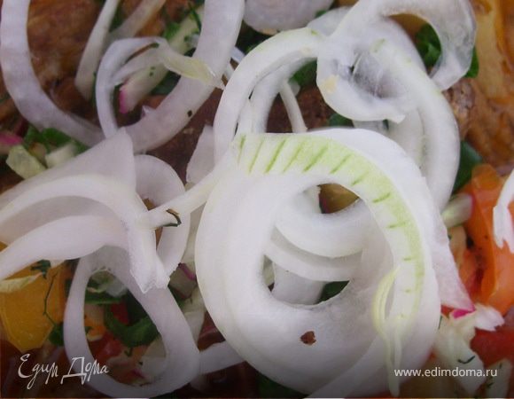  Оставшуюся луковицу режем кольцами/полукольцами. Зелень базилика измельчаем. Готовый лагман разливаем/раскладываем в глубокую тарелку. Посыпаем луком и базиликом. 