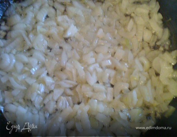 На смеси сливочного и оливкового масел обжарить лук до прозрачности