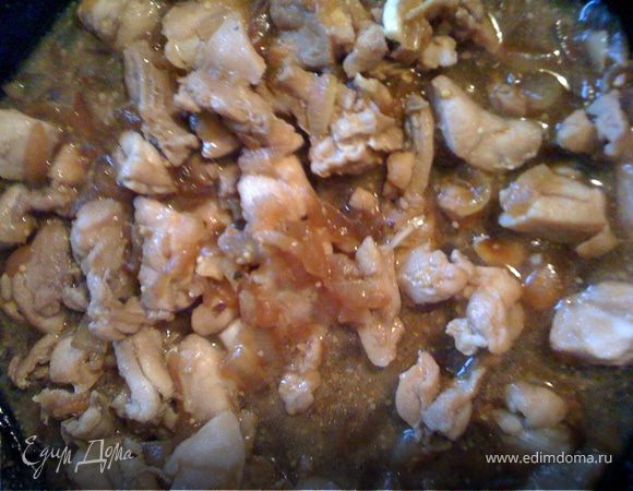 добавить мелко нарезанный чеснок, мелко нарезанную грудку. Слегка обжарить. 
Добавить горчичное семя (лучше растолочь в ступке), щепотку имбиря молотого и соевый соус. Тушить до готовности.
