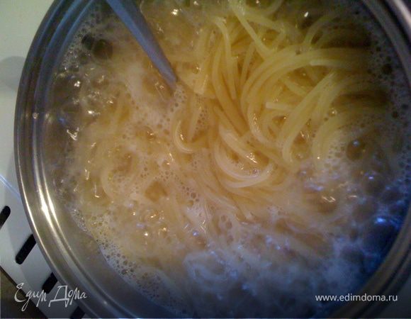 Отварить спагетти. Слить воду, добавить сливочное масло.