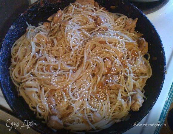 Смешать спагетти и курицу. Посыпать обжаренным на сухой сковороде кунжутом.