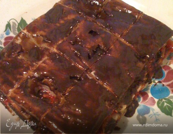 Желтки и растительное масло хорошо взбить, добавить сахар, ваниль и молоко – размешать. Затем вбиваем муку до состояния сметаны ср.жирности.
На противень выстилаем бумагу, смазываем маслом, выливаем тесто и в духовку. Готовность проверяем зубочисткой или спичкой (чтобы была сухая).
Слегка дать остыть. Разрезаем корж вдоль. Промазываем  вареньем (любым) нижний корж, кладем сверху второй корж. Полила какао-сгущенкой))))))