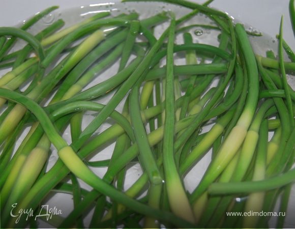 Простерилизуйте банку, вымойте стрелки, опустите их в кипяток пару минут, а затем — в холодную воду тоже на пару минут.