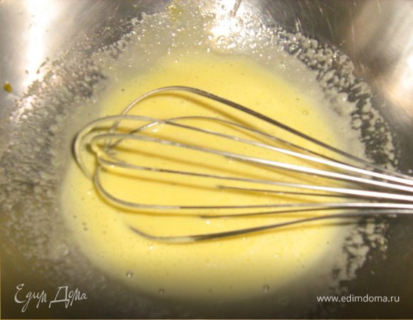 Яйцо растереть с сахаром добела. Добавить ванильный сахар.