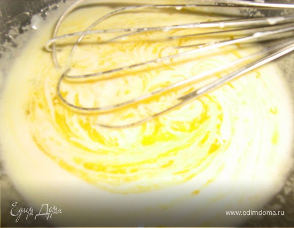 Ввести йогурт и масло (растопить и охладить).