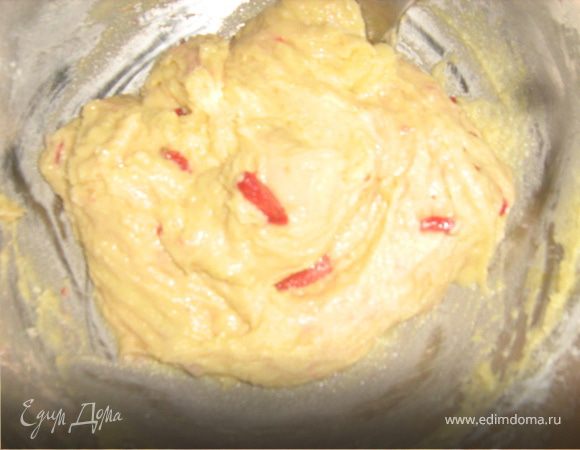 Муку просеять вместе с содой. Аккуратно ввести муку и размешать. тесто должно получится густоватым. Клубнику вымыть, высушить и нарезать кусочками, ввести в тесто.