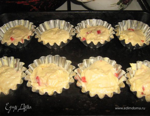 Формы смазать маслом, выложить тесто до половины формы.