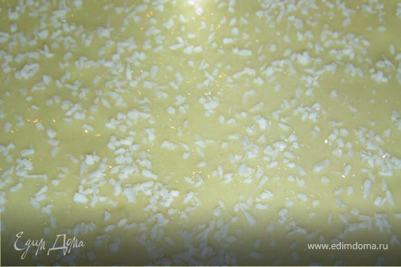 Для теста взбиваем масло,постепенно добавляя сахар и ванильный сахар, затем добавляем по одному яйцу(одно яйцо вмешиваем пол минуты). Муку смешиваем с крахмалом, просеиваем и добавляем к взбитой массе и вымешиваем миксером на средней скорости. Выстилаем разъемную форму бумагой для выпечки"Фрекен Бок", прижимаем ее и выкладываем 1/4 часть теста, равномерно распределяем по поверхности, посыпаем кокосовой стружкой и сахаром . Выпекаем поочередно 4 коржа при температуре 180гр. 10 минут. Коржи разрезаем на 8 частей, а один корж - на 16. Коржи готовы и мы приступаем к приготовлению крема. Кокосовую стружку поджариваем на сковороде без масла до золотистого цвета. Распускаем желатин в небольшом кол-ве воды. Клубнику моем и готовим из нее пюре. Клубнику смешиваем с йогуртом и добавляем желатин и даем массе загустеть. Взбиваем сливки с ванильным сахаром, половину подмешиваем в клубничную массу, а вторую половину отправляем в холодильник. На один корж выкладываем половину клубничной массы(сверху поставить кольцо от разъемной формы), сверху уложить второй корж и намазать его оставшейся клубничной массой, накрыть третьим коржом. 200г клубники нарезать небольшими кусочками, смешать со сливками и выложить поверх третьего коржа. Корж, порезанный на 16 частей выложить в виде крышечек на сливки. Украсить клубникой и мятой. Поставить на 2-3 часа в холодильник. Приятного аппетита!