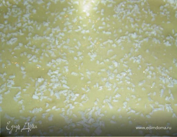 Для теста взбиваем масло,постепенно добавляя сахар и ванильный сахар, затем добавляем по одному яйцу(одно яйцо вмешиваем пол минуты). Муку смешиваем с крахмалом, просеиваем и добавляем к взбитой массе и вымешиваем миксером на средней скорости. Выстилаем разъемную форму бумагой для выпечки"Фрекен Бок", прижимаем ее и выкладываем 1/4 часть теста, равномерно распределяем по поверхности, посыпаем кокосовой стружкой и сахаром . Выпекаем поочередно 4 коржа при температуре 180гр. 10 минут. Коржи разрезаем на 8 частей, а один корж - на 16.
Коржи готовы и мы приступаем к приготовлению крема. Кокосовую стружку поджариваем на сковороде без масла до золотистого цвета. Распускаем желатин в небольшом кол-ве воды. Клубнику моем и готовим из нее пюре. Клубнику смешиваем с йогуртом и добавляем желатин и даем массе загустеть. Взбиваем сливки с ванильным сахаром, половину подмешиваем в клубничную массу, а вторую половину отправляем в холодильник.
На один корж выкладываем половину клубничной массы(сверху поставить кольцо от разъемной формы), сверху уложить второй корж и намазать его оставшейся клубничной массой, накрыть третьим коржом. 200г клубники нарезать небольшими кусочками, смешать со сливками и выложить поверх третьего коржа. Корж, порезанный на 16 частей выложить в виде крышечек на сливки. Украсить клубникой и мятой. Поставить на 2-3 часа в холодильник.
Приятного аппетита!