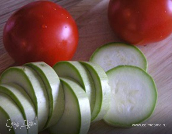 Кабачки и помидоры нарезать кружочками.