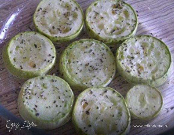 Уложить слоями кабачки, посыпать базиликом (у меня сушеный),