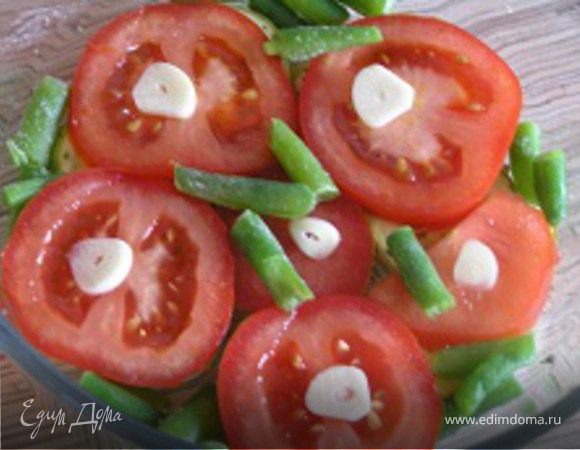 затем помидоры и стручковую фасоль. На помидоры выложить нарезанный чеснок.