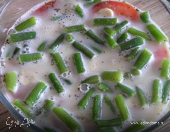 Слои повторить. Яйца взбить, добавить соль, перец. Овощные слои залить яичной смесью.