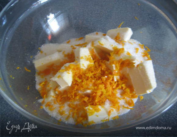 Складываем в миску слив. масло коматной температуры,мелко натертую цедру,сахар и миндальную эссенцию.