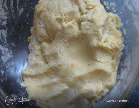 Постепенно добавляем просеянную муку и замешиваем мягкое тесто.