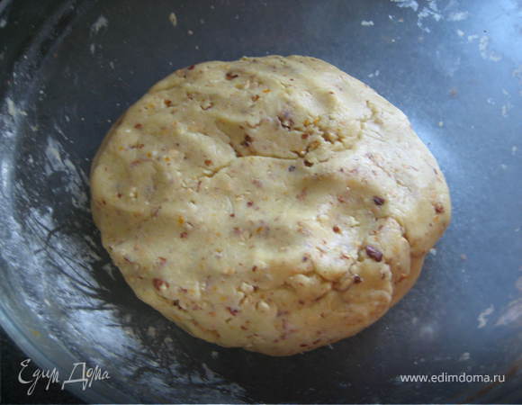 Вводим в тесто рубленный миндаль,можно использовать жаренный,или сушенный по вашему вкусу.