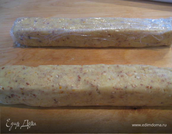 Тесто делим на 2 части .Из каждой формируем длинный прямоугольный брикет,завоачиваем в пищевую пленку и кладем в морозилку не дольше ,чем на час.