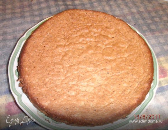 Корж остудить.с помощью ножа разрезать пополам.