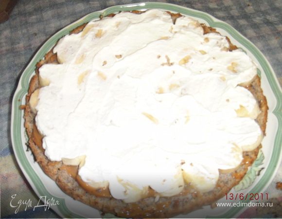 1/3 взбитых сливок выложить на бананы.Накрыть вторым коржом.